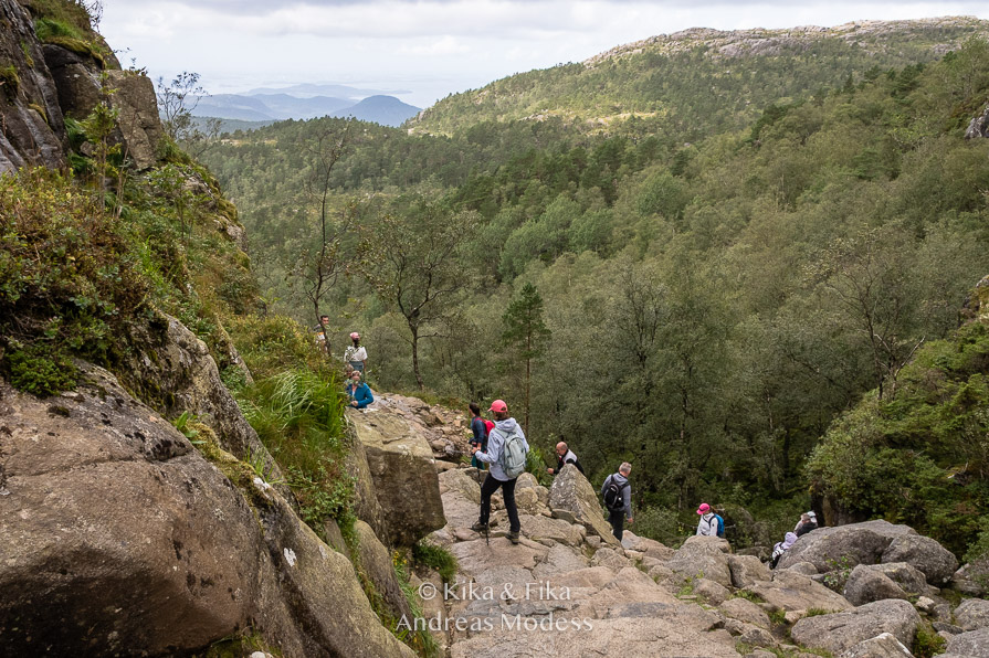 Stig med trappor på väg mot Preikestolen